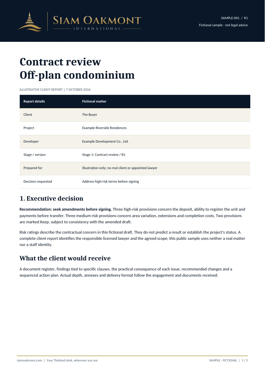 Première page de l’exemple fictif de revue de contrat aux couleurs de Siam Oakmont, avec les détails du rapport et une synthèse décisionnelle